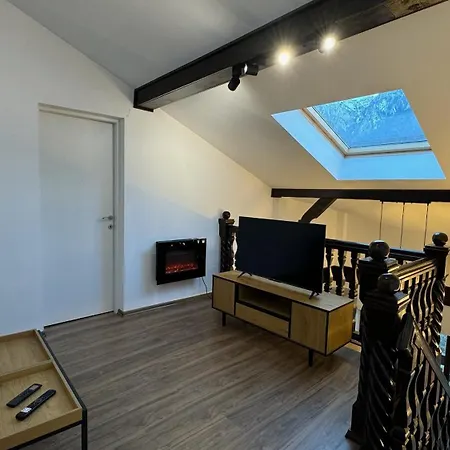 Mountain View By The River - Ev Plug Apartment *